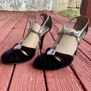 Vintage shoes women size 9. Dress shoes black velvet with adjustable strap
